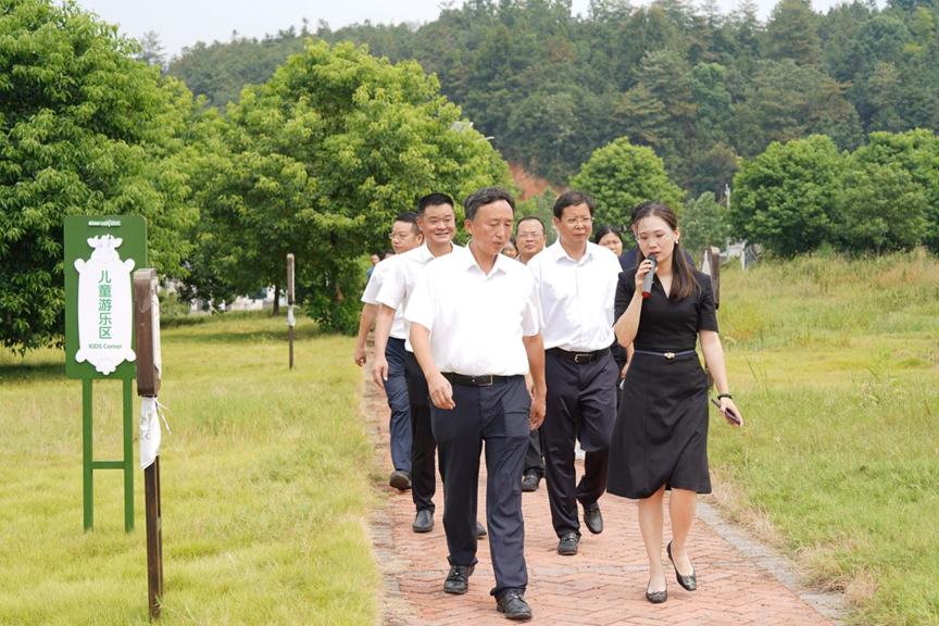 宁乡市市委副书记、市长黄滔一行莅临皇氏集团湖南优氏欧冠牧场调研